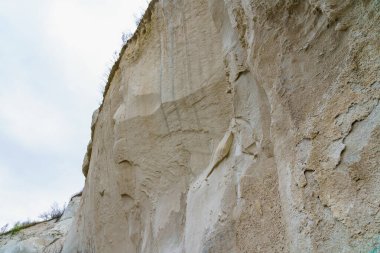 Kireçtaşı dağı. Seçici odaklı arkaplan ve metin için alanı kopyala
