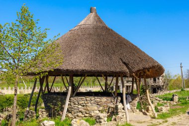 Çardağın kadim sazlık çatısı. Seçici odaklı arkaplan ve metin için alanı kopyala