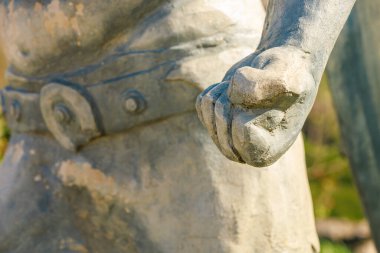 Yumruk saldırganlığın sembolü. Seçici odaklı arkaplan ve metin için alanı kopyala