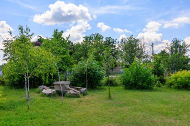 Parktaki masa. Seçici odaklı arkaplan ve metin için alanı kopyala