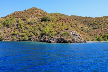 Akdeniz veya Ege Denizi kıyısındaki kayalık sahil. Seçici odaklı arkaplan ve metin için alanı kopyala