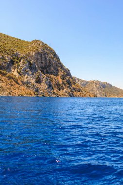 Bir yat gezisinden deniz manzarası var. Seçici odaklı arkaplan ve metin için alanı kopyala