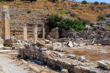 Ephesus antik şehrinin kalıntıları. İnsanlığın Antik Yunan ve Antik Roma 'dan kalma kültürel mirası. Seçici odaklı arkaplan
