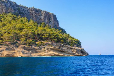 Denizden kayalık kıyı manzarası. Seçici odaklı arkaplan ve metin için alanı kopyala. Türkiye 'de Akdeniz. Popüler turistik yerler