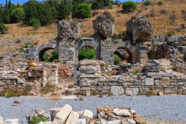 Efes şehrindeki bir su kemerinin antik kalıntıları. Seçici odaklı arkaplan ve metin için alanı kopyala