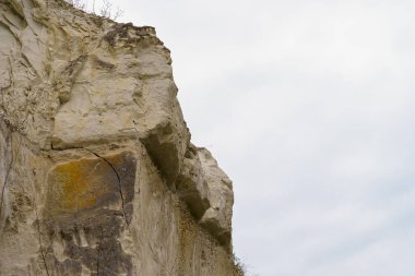 Kireçtaşı dağı. Seçici odaklı arkaplan ve metin için alanı kopyala