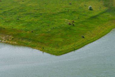 Göl ya da göl. Seçici odaklı arkaplan ve metin için alanı kopyala.