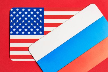 Kırmızı arkaplanda üstüste binen Usa ve Rusya bayrakları.