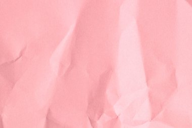 Buruşuk pembe kağıt kaplamalı, yüzeyi desenli ve buruşuk..