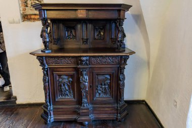 Üzerinde oyma figürler olan büyük ahşap bir dolap. 16 Aralık 2024 Bran Romanya.