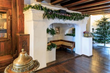 Önünde bir bank olan şömine, Drakula Kalesi. 16 Aralık 2024 Bran Romanya.