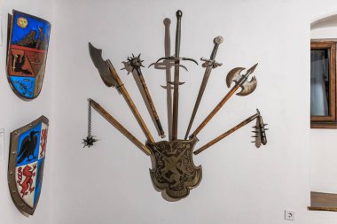 Üzerinde bir kalkan ve kılıç asılı duvar, Drakula kalesi. 16 Aralık 2024 Bran Romanya.