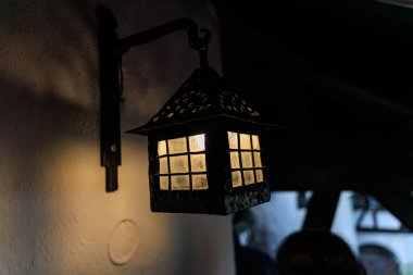 Beyaz gölgeli lamba yanıyor, Drakula Şatosu. 16 Aralık 2024 Bran Romanya.