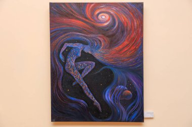 Mavi ve kırmızı kıvrımlı bir kadın resmi. Kadın gökyüzünde dans ediyor. 12 Mart 2024 Balti Moldova