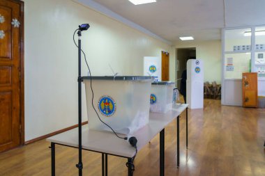 Boş oy kullanma merkezlerinde oy sandıklarının olduğu kabinler. 19 Aralık 2021 Balti, Moldova.