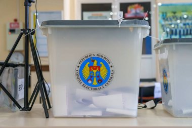 Moldova seçim sandığı merkezi seçim komisyonu oylama süreci için. 21 Kasım 2021 Balti, Moldova.