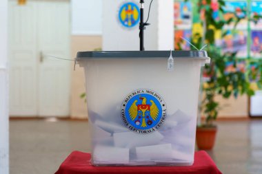 Moldova oy kullanma merkezindeki oy sandığında mühürlü ve oy kullanma kağıtları var. 21 Kasım 2021 Balti, Moldova.
