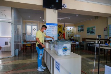Beyaz erkek oy kullanma merkezindeki seçimlerde oy kullanıyor. 11 Temmuz 2021 Beltsy, Moldova.