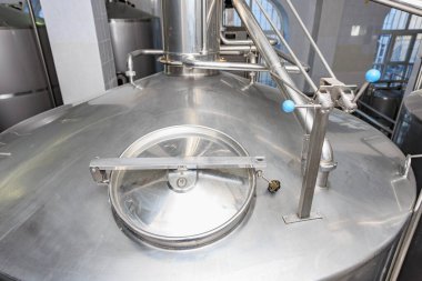 Modern bira fabrikasında endüstriyel bira ekipmanları.