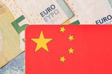 Avro banknotlu Çin bayrağı: uluslararası ekonomik ilişkileri sembolize ediyor.