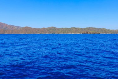 Bir yat gezisinden deniz manzarası var. Seçici odaklı arkaplan ve metin için alanı kopyala