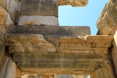 Antik mimarinin kalıntıları. İnsanlığın kültürel mirası. Celsus Kütüphanesi. Seçici odak ve kopyalama alanı olan arkaplan