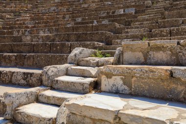 Efes şehrindeki antik amfitiyatro binası. Seçici odaklı arkaplan ve metin için alanı kopyala
