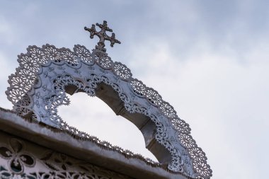 Haç dini bir sembol. Seçici odaklı arkaplan ve metin için alanı kopyala