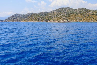 Denizden kayalık kıyı manzarası. Seçici odaklı arkaplan ve metin için alanı kopyala. Türkiye 'de Akdeniz. Popüler turistik yerler