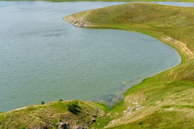 Göl ya da göl. Seçici odaklı arkaplan ve metin için alanı kopyala.