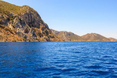 Bir yat gezisinden deniz manzarası var. Seçici odaklı arkaplan ve metin için alanı kopyala