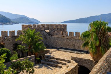 Marmaris şehrinin antik şehir kalesi. Seçici odaklı arkaplan ve metin için alanı kopyala.