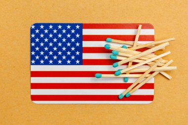 Seçici odak ve metin için kopyalama alanı olan bir Amerikan bayrağı arkaplanındaki eşleşmeler