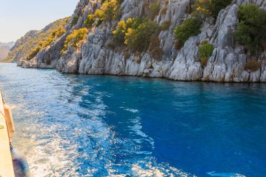 Deniz ve dağlarla dolu güzel bir doğa. Seçici odaklı arkaplan ve metin için alanı kopyala