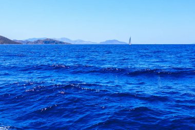 Bir yat gezisinden deniz manzarası var. Seçici odaklı arkaplan ve metin için alanı kopyala