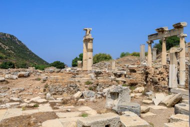 Ephesus antik şehrinin kalıntıları. İnsanlığın Antik Yunan ve Antik Roma 'dan kalma kültürel mirası. Seçici odaklı arkaplan