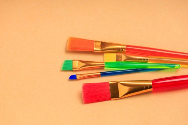 Boya fırçaları. Seçici odaklı arkaplan ve metin için alanı kopyala