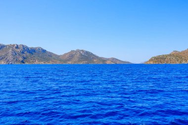 Bir yat gezisinden deniz manzarası var. Seçici odaklı arkaplan ve metin için alanı kopyala