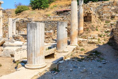 Ephesus antik şehrinin kalıntıları. İnsanlığın Antik Yunan ve Antik Roma 'dan kalma kültürel mirası. Seçici odaklı arkaplan