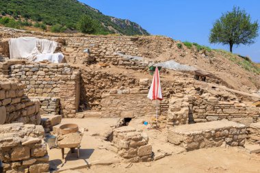 Ephesus şehrinde arkeolojik kazılar. Seçici odaklı arkaplan ve metin için alanı kopyala