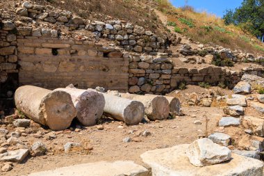 Eski sütunların kalıntıları. Seçici odaklı arkaplan ve metin için alanı kopyala