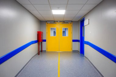 Hastanenin koridorunun sonundaki kapı. Seçici odaklı arkaplan ve metin için alanı kopyala