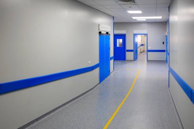Modern bir hastanede koridor. Seçici odaklı arkaplan ve metin için alanı kopyala