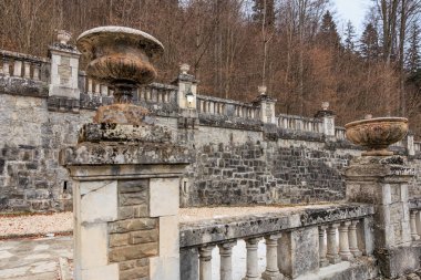 Sonbahar ormanlarında süslü balyalarla süslenmiş tarihi taş terası..