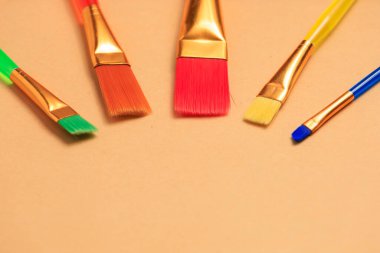 Boya fırçaları. Seçici odaklı arkaplan ve metin için alanı kopyala