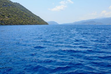 Denizden kayalık kıyı manzarası. Seçici odaklı arkaplan ve metin için alanı kopyala. Türkiye 'de Akdeniz. Popüler turistik yerler