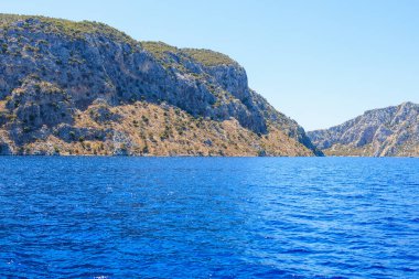 Bir yat gezisinden deniz manzarası var. Seçici odaklı arkaplan ve metin için alanı kopyala