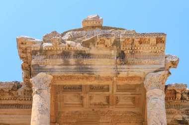 Antik mimarinin kalıntıları. İnsanlığın kültürel mirası. Celsus Kütüphanesi. Seçici odak ve kopyalama alanı olan arkaplan
