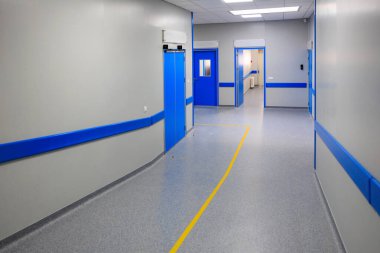 Modern bir hastanede koridor. Seçici odaklı arkaplan ve metin için alanı kopyala