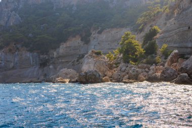 Denizden kayalık kıyı manzarası. Seçici odaklı arkaplan ve metin için alanı kopyala. Türkiye 'de Akdeniz. Popüler turistik yerler